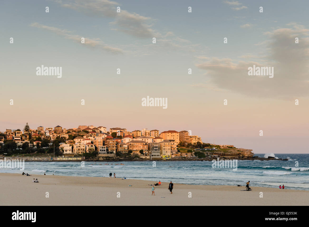 Menschen am Bondi Beach in Sydney. Stockfoto