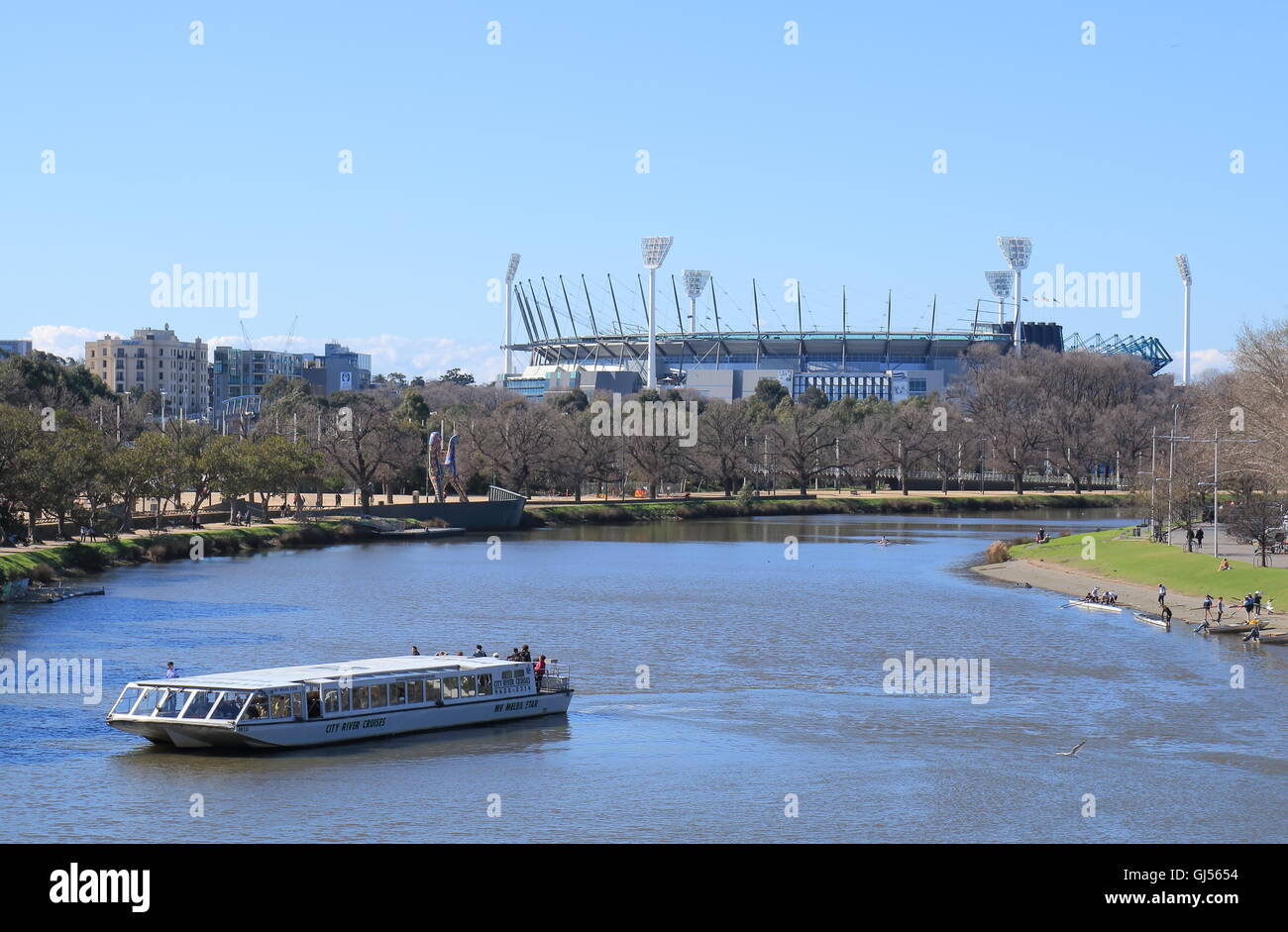 Sightseeing Bootstouren im Yarra River MCG im Hintergrund in Melbourne Australien. Stockfoto