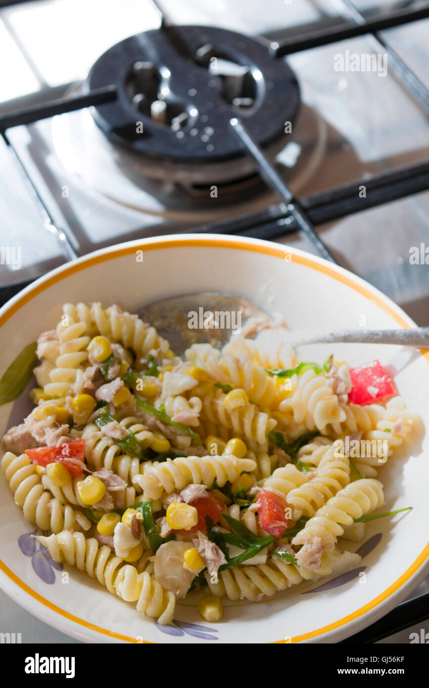 Sommer-Nudelsalat mit Gemüse gemischt Stockfoto