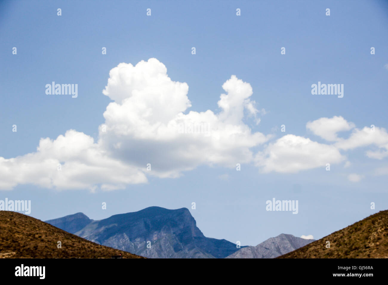Foto von einem bewölkten Himmel und Berge Stockfoto
