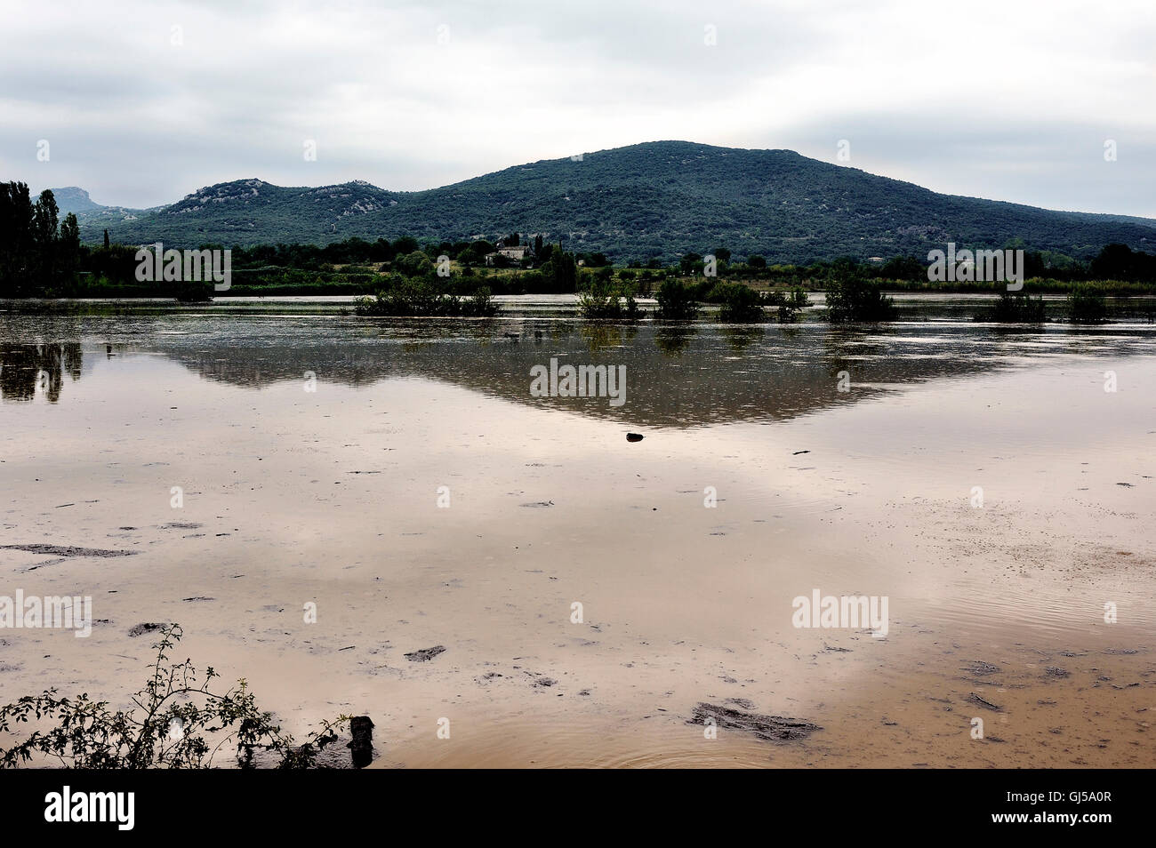 Französische Landschaft Cevennen überflutet nach heftigen in einigen der St. Hyppolite-du-Fort am Rande der Straße Regenfällen. Stockfoto