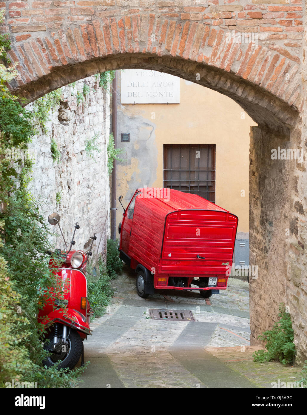 Roter Roller und van in Italien. Stockfoto