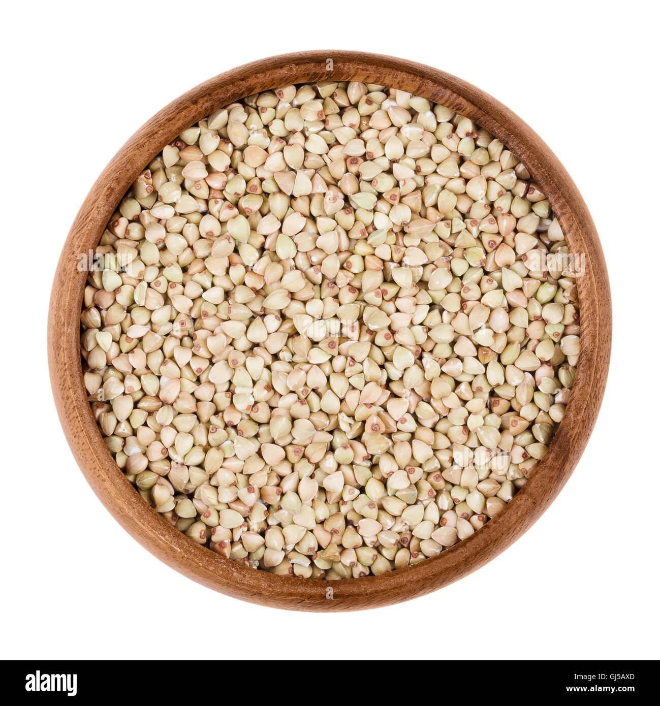 Buchweizen in einer Holzschale auf weißem Hintergrund. Kleinkörnigen Samen von Fagopyrum Esculentum. Essbar, Roh und Bio-Lebensmittel. Stockfoto