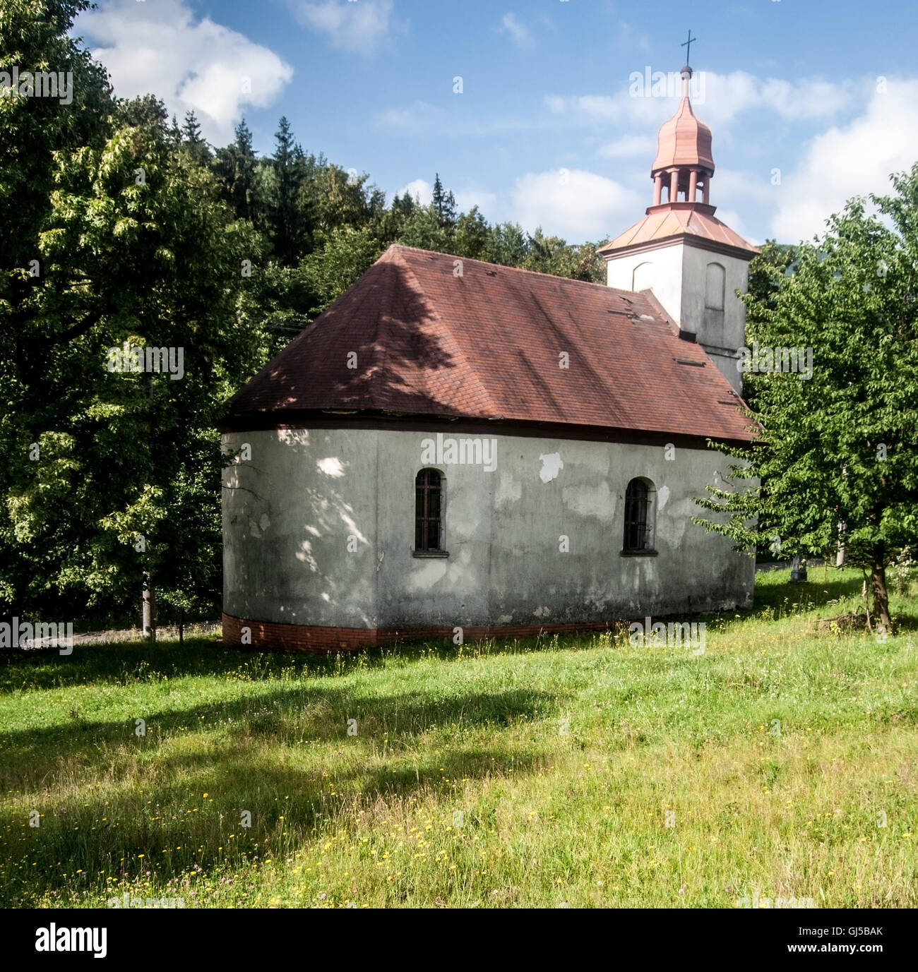 Kirche in Stribrnice Siedlung (Teil von Stare Mesto Pod Sneznikem) brüllen Kralicky Sneznik Hügel Stockfoto
