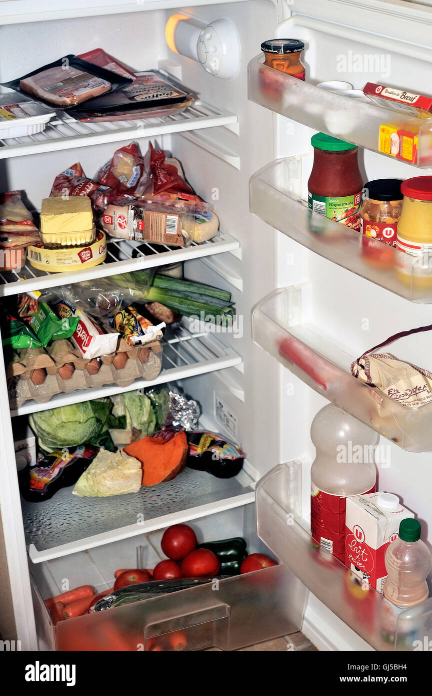 Offenen Kühlschrank mit Lebensmitteln jeden Tag wie Eiern, Butter, Käse, Wurst, Fleisch und