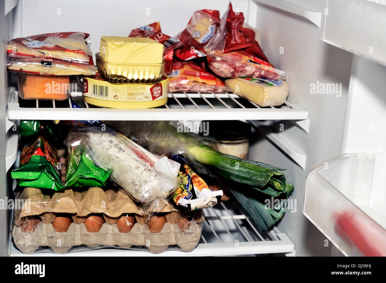 Offenen Kühlschrank mit Lebensmitteln jeden Tag wie Eiern, Butter, Käse,  Wurst, Fleisch und Gemüse Stockfotografie - Alamy