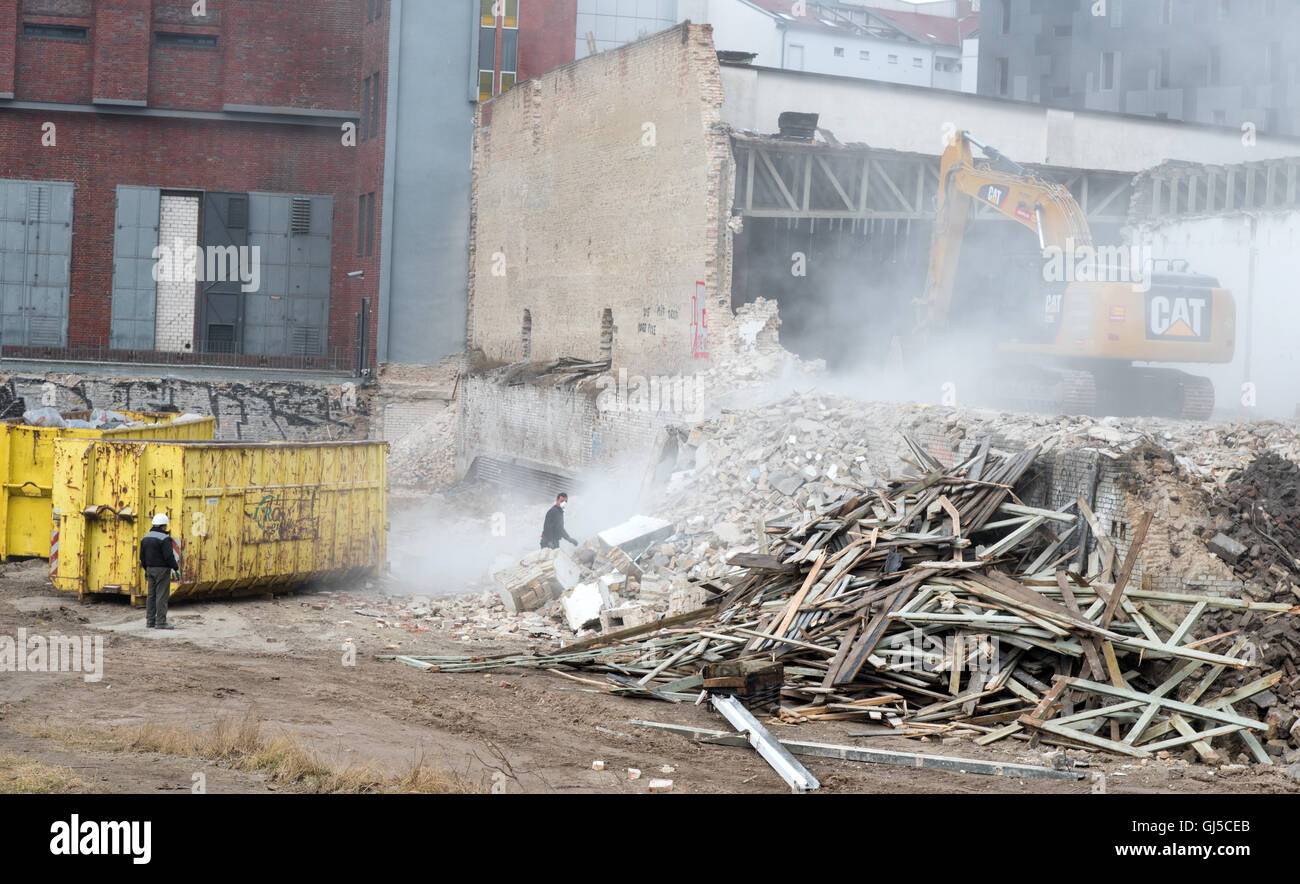 Berlin, Deutschland - 17. Januar 2016: Männliche Arbeiter und high-Power Bulldozer Abriss eines Gebäudes in Berlin Deutschland Stockfoto
