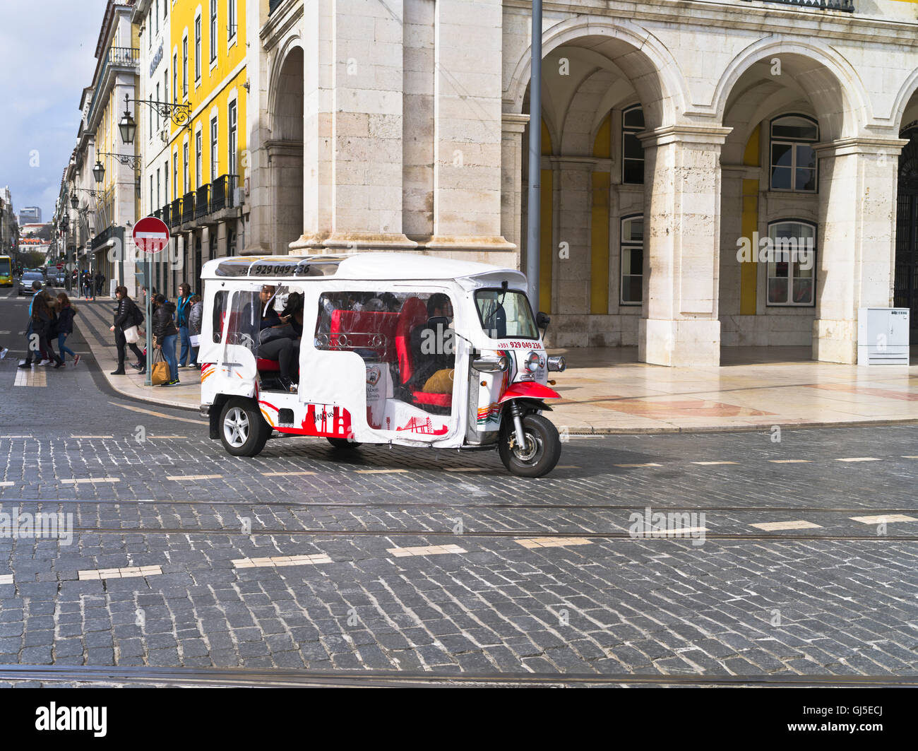 dh Tuk Tuk Taxi LISSABON PORTUGAL Lissabon Tuk Touren Tuk Tuk Taxi Stadt Tour Ausflug Touristen Tourismus Stockfoto