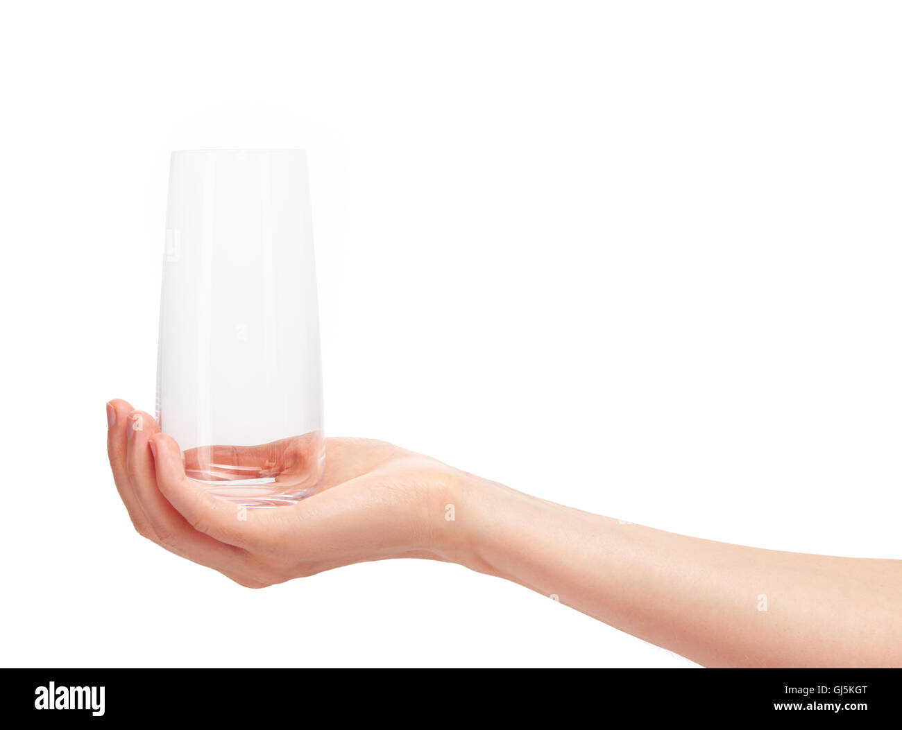 Nahaufnahme von weiblicher Hand mit leeren sauberen transparenten Trinkglas vor weißem Hintergrund. Schneidepfad für Glas Rahmen Stockfoto