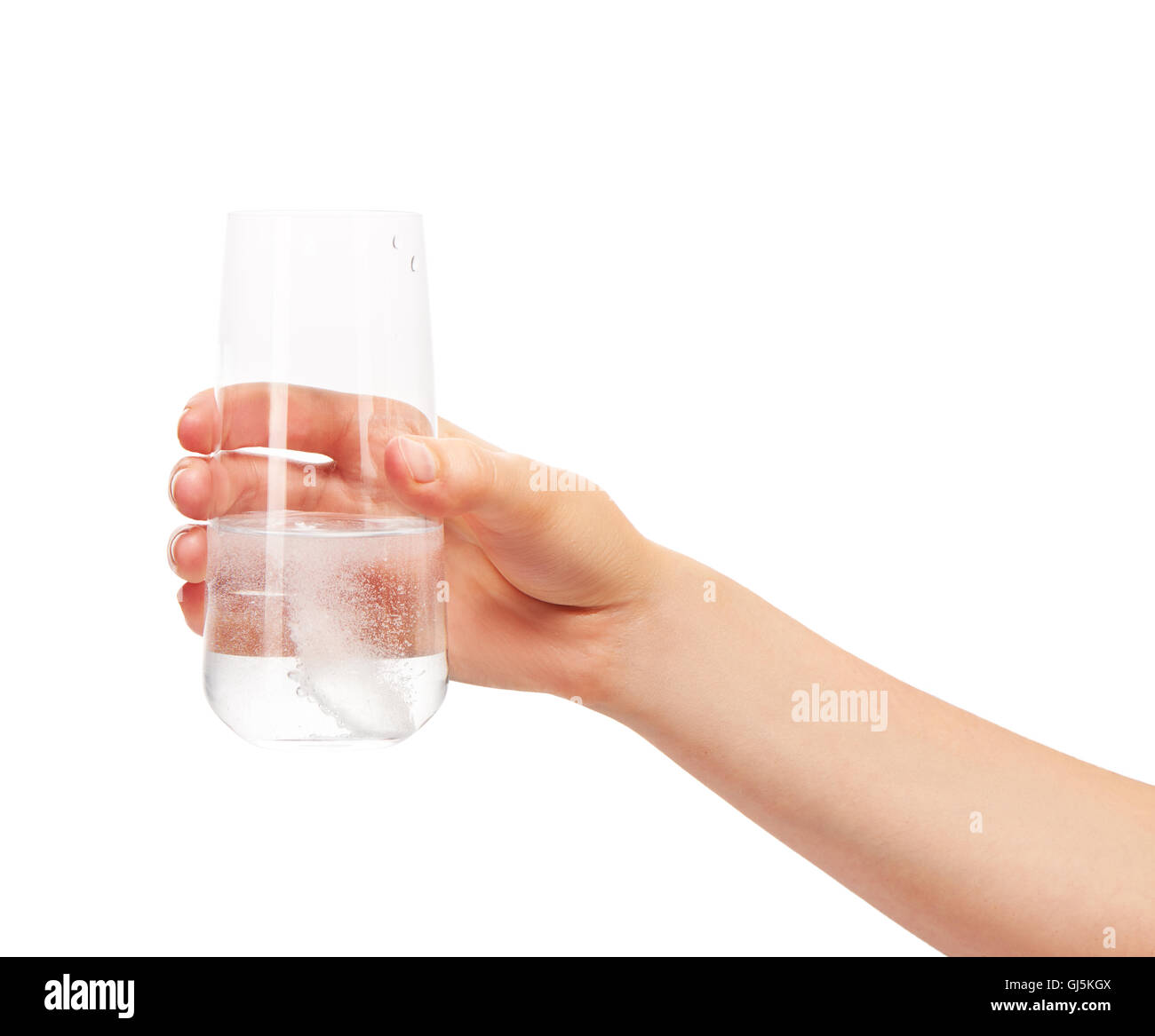 Nahaufnahme von weiblicher Hand hält sauber transparent Trinkglas mit großen weißen runden Brausetablette in Wasser auflösen Stockfoto