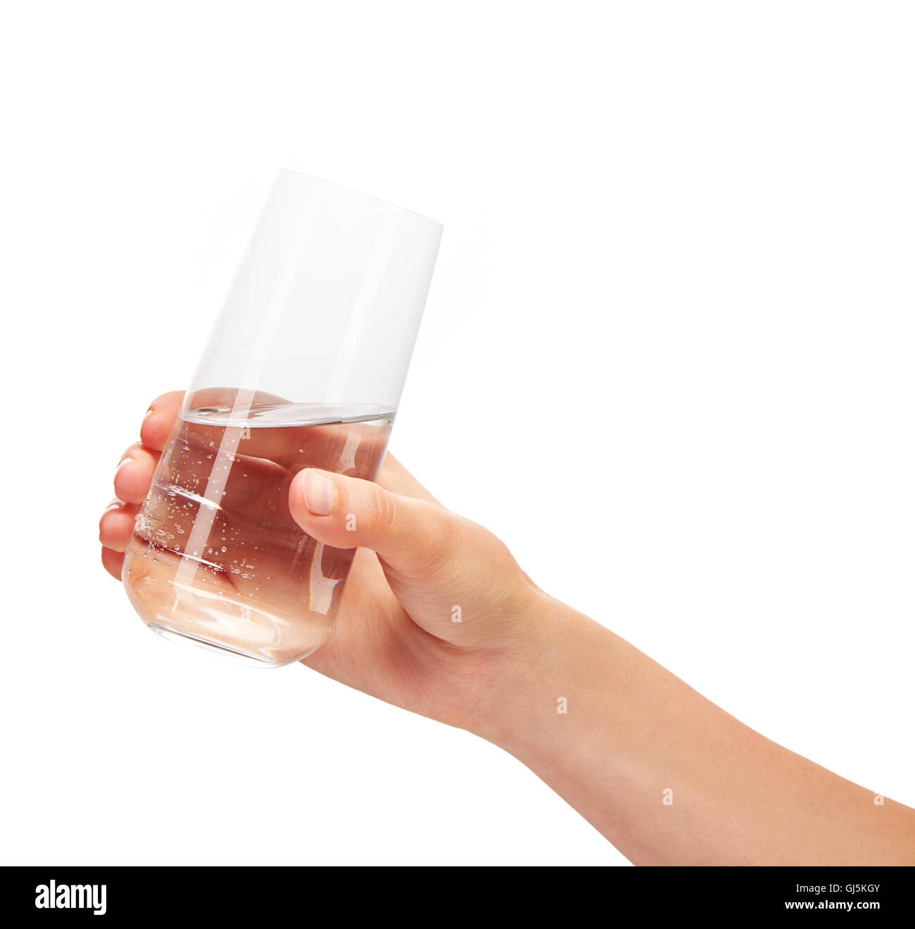 Nahaufnahme von weiblicher Hand hält sauber transparent Trinkglas mit Wasser vor weißem Hintergrund. Beschneidungspfad für Glas Stockfoto