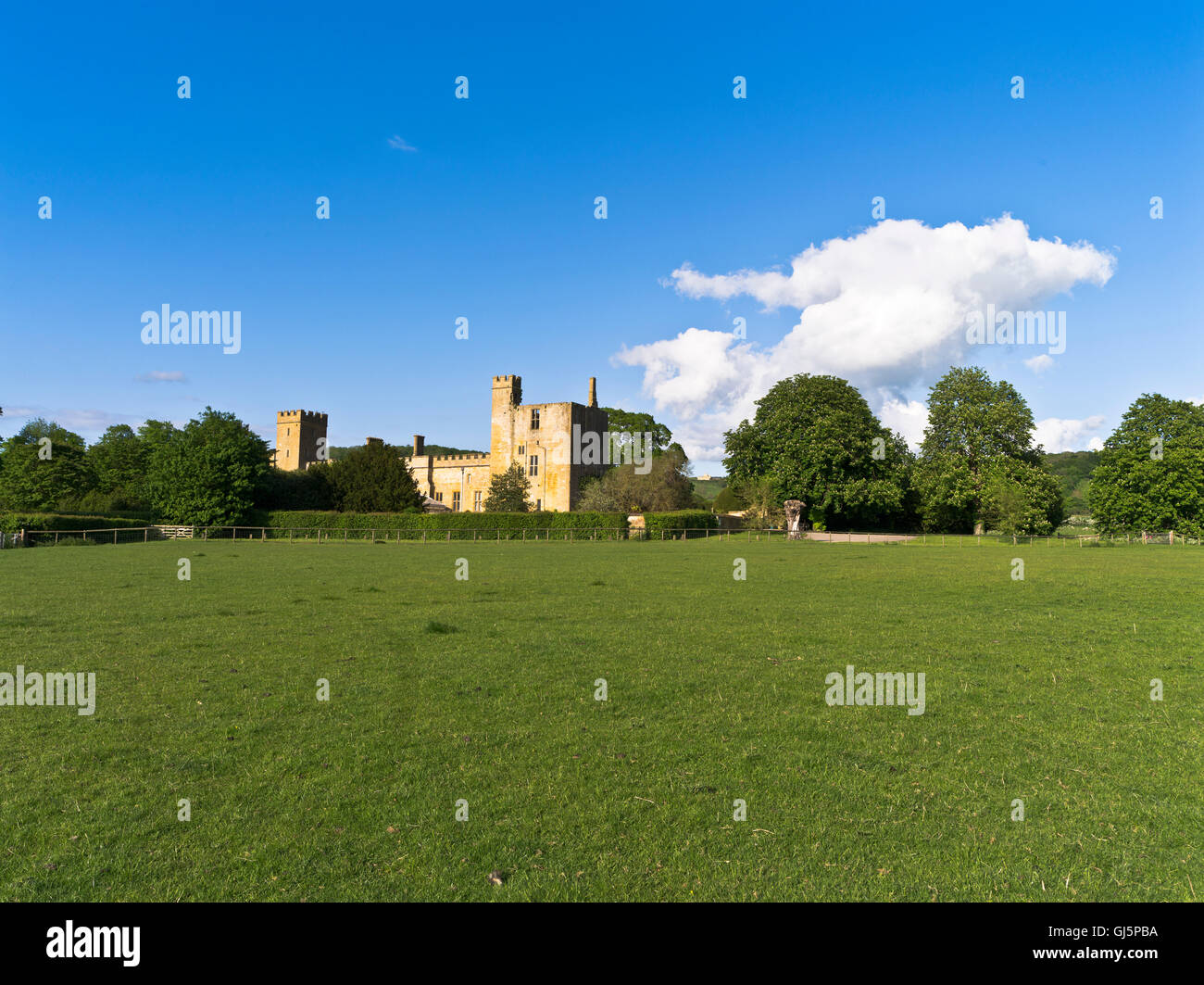 dh Sudeley Castle WINCHCOMBE GLOUCESTERSHIRE Parkland Fields cotswold Castle cotswolds Stockfoto