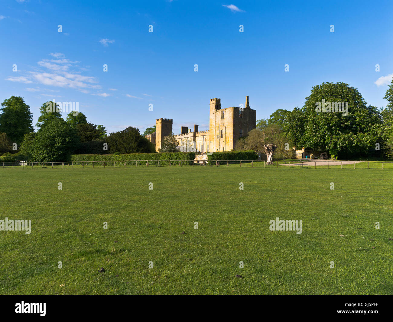 dh Sudeley Castle WINCHCOMBE GLOUCESTERSHIRE Parkland Felder Schloss cotswold Stockfoto