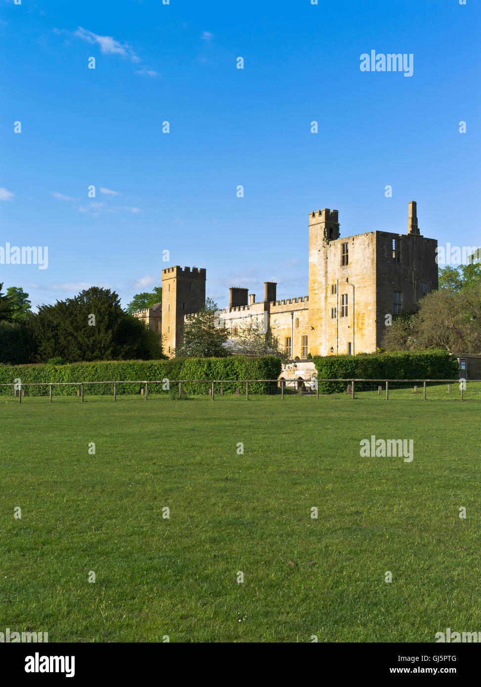 dh Sudeley Castle WINCHCOMBE GLOUCESTERSHIRE Parkland Fields Castle cotswold Castle england großbritannien cotswolds Stockfoto