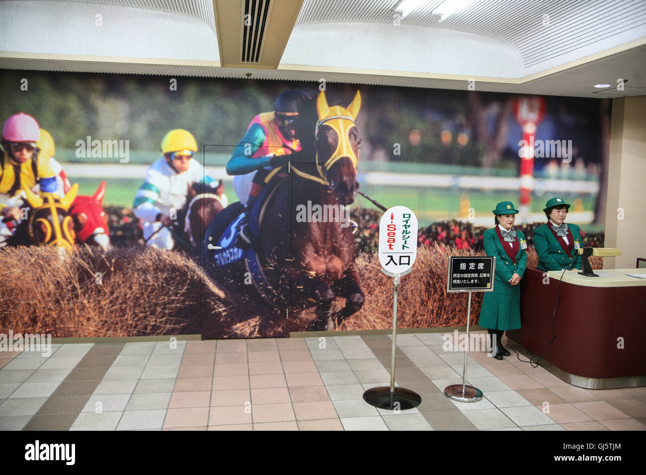 Großen Wandbild von Nakayama Grand Jump Nakayama anlässlich der weltweit reichsten Hindernislauf im April und uniformierten Frauen Stockfoto