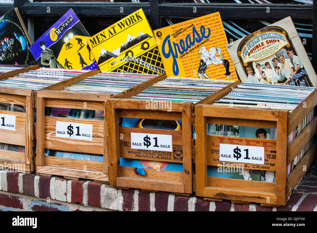 Kisten mit günstigen Vinylschallplatten in einem Plattenladen, einige Titel sichtbar. Stockfoto