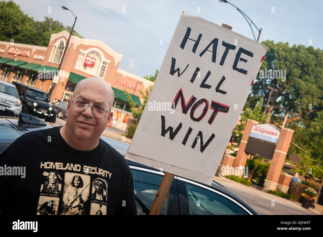 Southsiders für den Frieden statt eine Mahnwache, die LGBTQ-Opfer in Orlando, nach der Masse schießen auf Pulse Nachtclub zu Ehren. Stockfoto