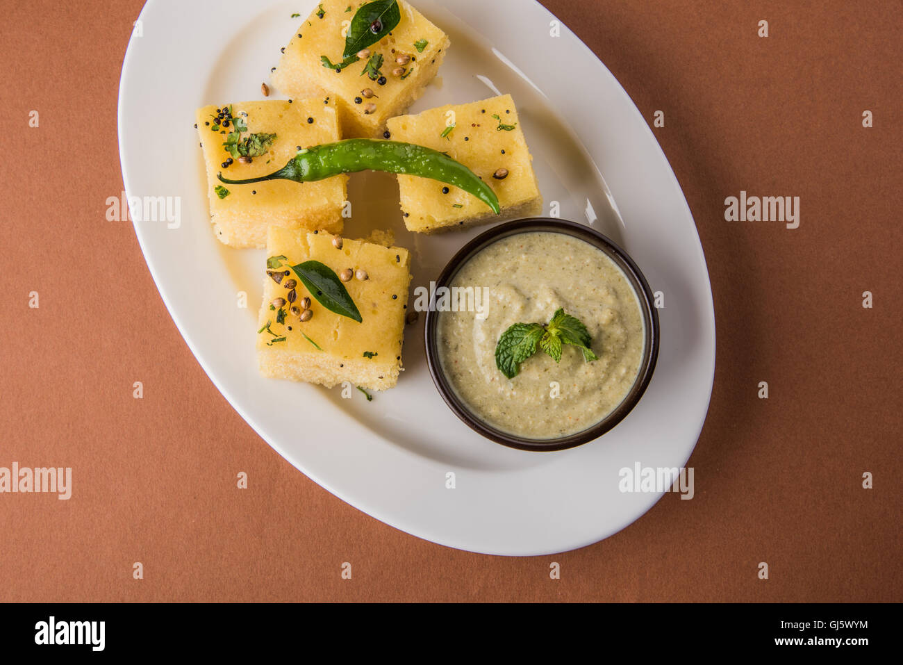 Lieblings Gujrati snack, Khaman, Dhokla Gramm Mehl, Grieß gemacht, bis Stockfoto