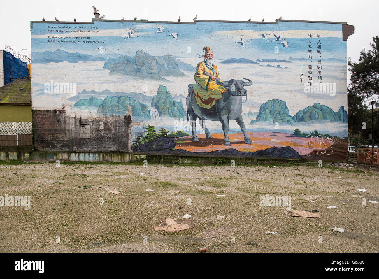 Lao Tzu Wandbild auf einer Seite eines Gebäudes in Vancouvers Chinatown wurde von Kenson Seto entworfen und gemalt von Ali Li und Falk. Stockfoto