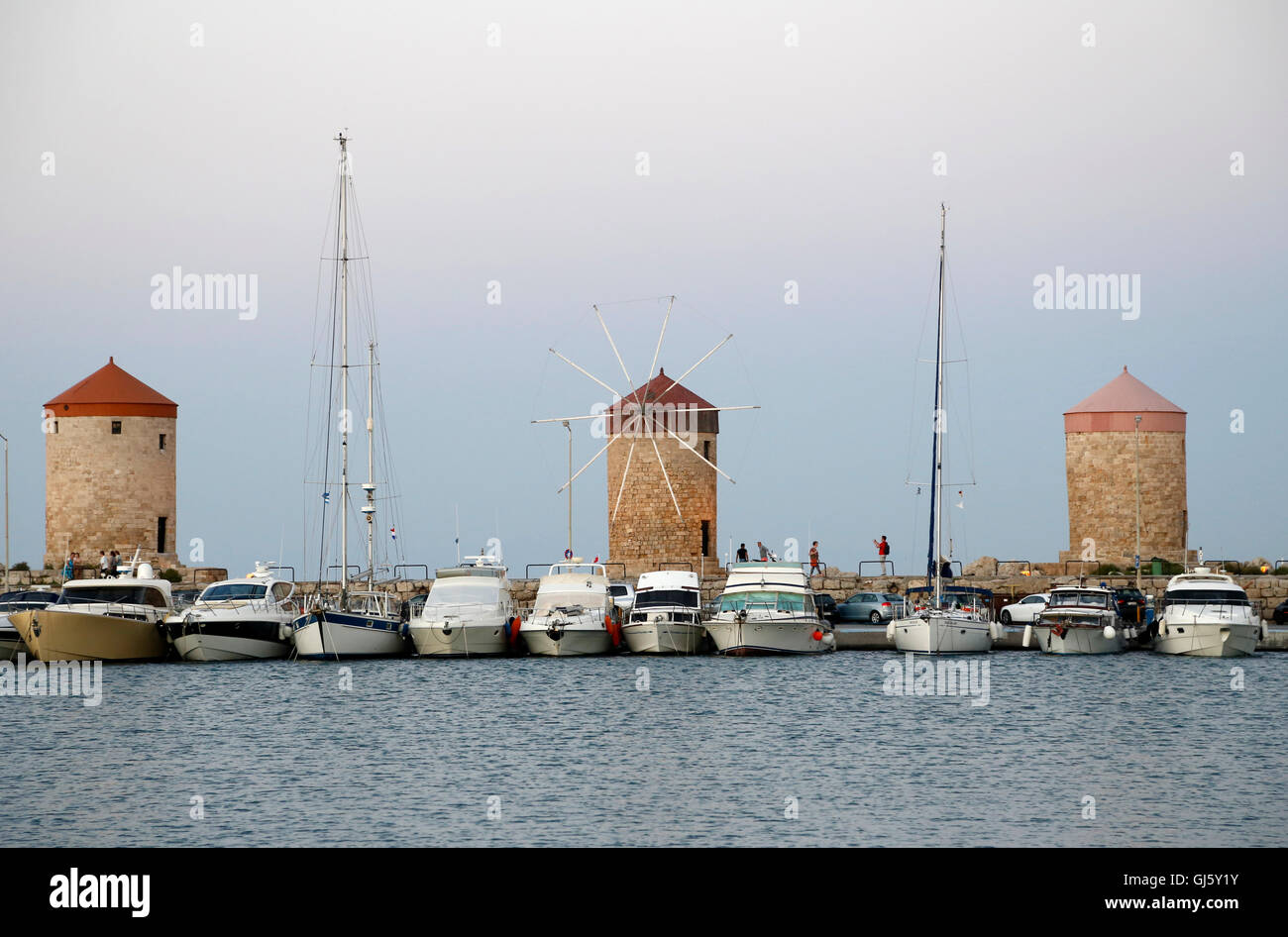 Mandraki Hafen Windmühlen auf der Insel Rhodos in Griechenland Stockfoto