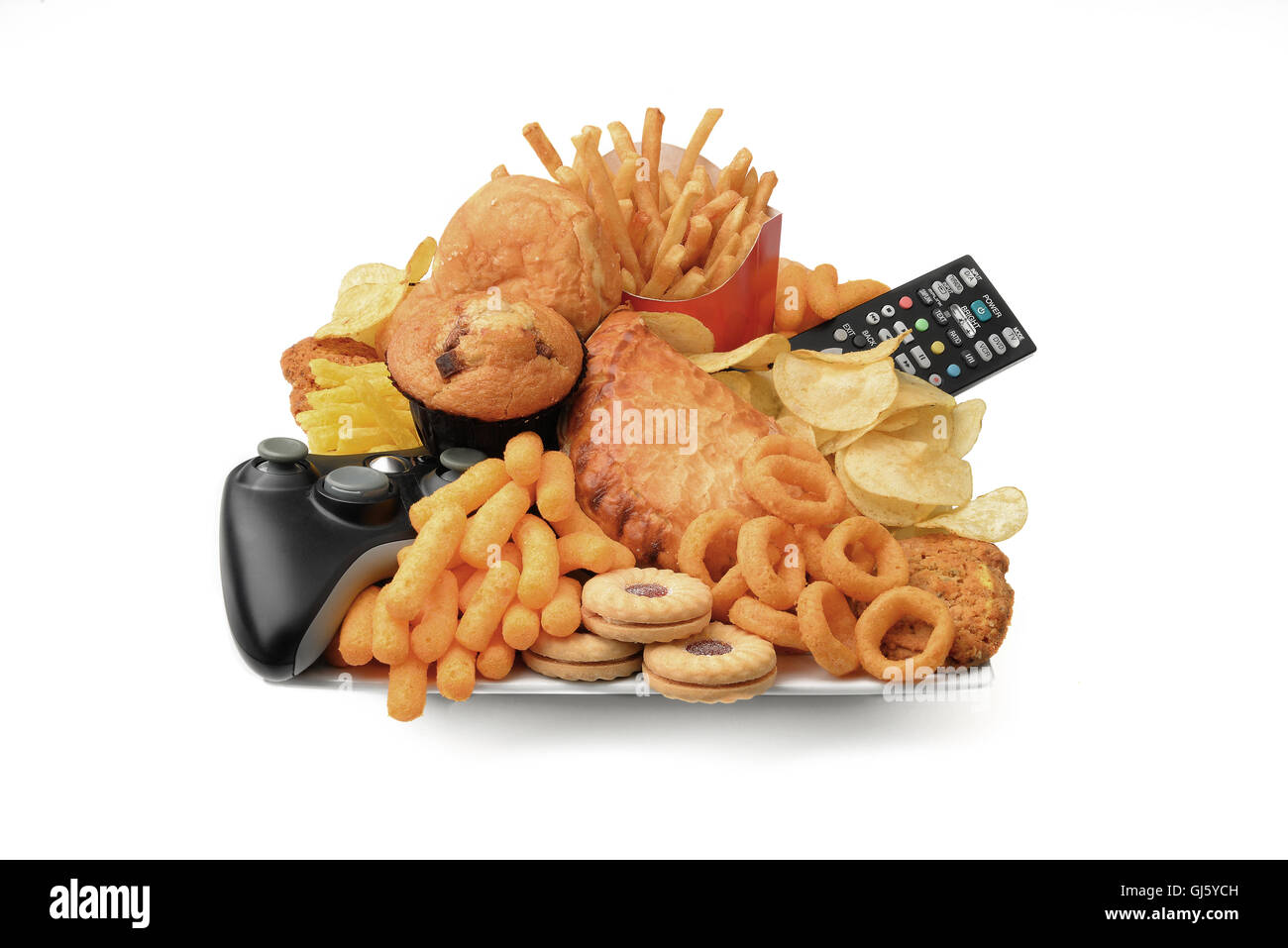 Ungesunde Ernährung und Lebensstil auf einem Teller mit Junk-Food Chips Chips mit Fernbedienung, Konsole schlechte Ernährung Übergewicht schlechte Gesundheit Stockfoto