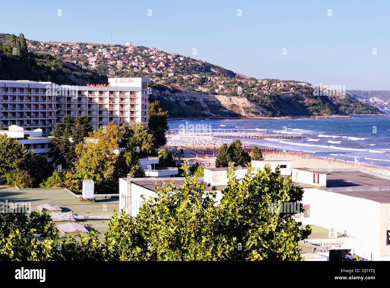 Bulgarischen Kurort Albena. Kaliakra Hotel und Strand im Vordergrund; Balchik im Hintergrund. Stockfoto