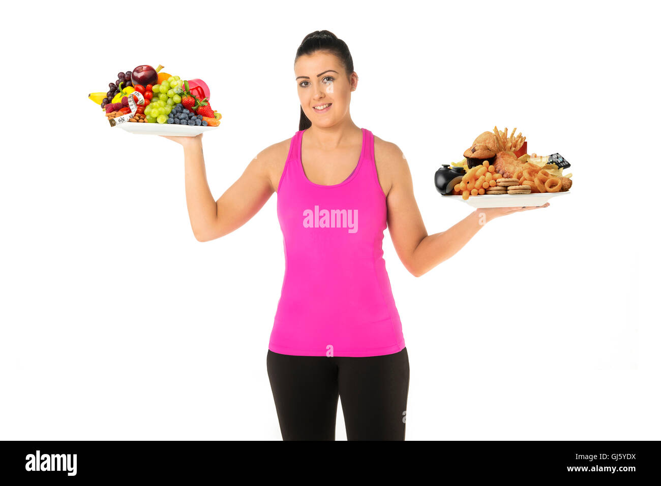 Gesunde oder ungesunde Lebensweise Konzept junge Frau mit zwei Platten von Lebensmitteln eine ungesunde anderen gesunden wählen Sie gesund Stockfoto