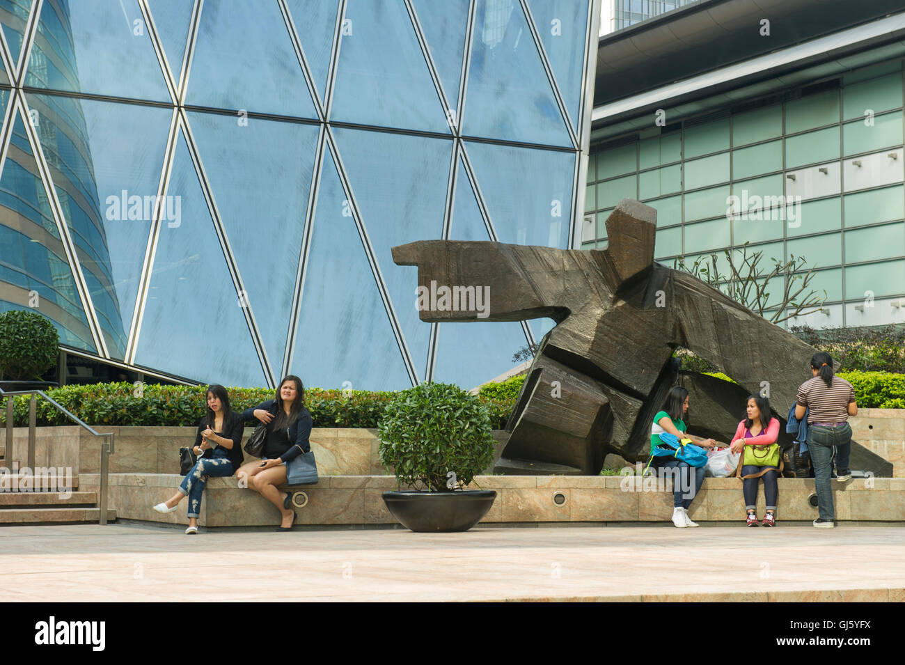 Künstler Ju 36.Etage Tai Chi-Serie Bronze-Skulptur "Hält eine Peitsche hocken", Stock Exchange Square, Hong Kong China. Stockfoto