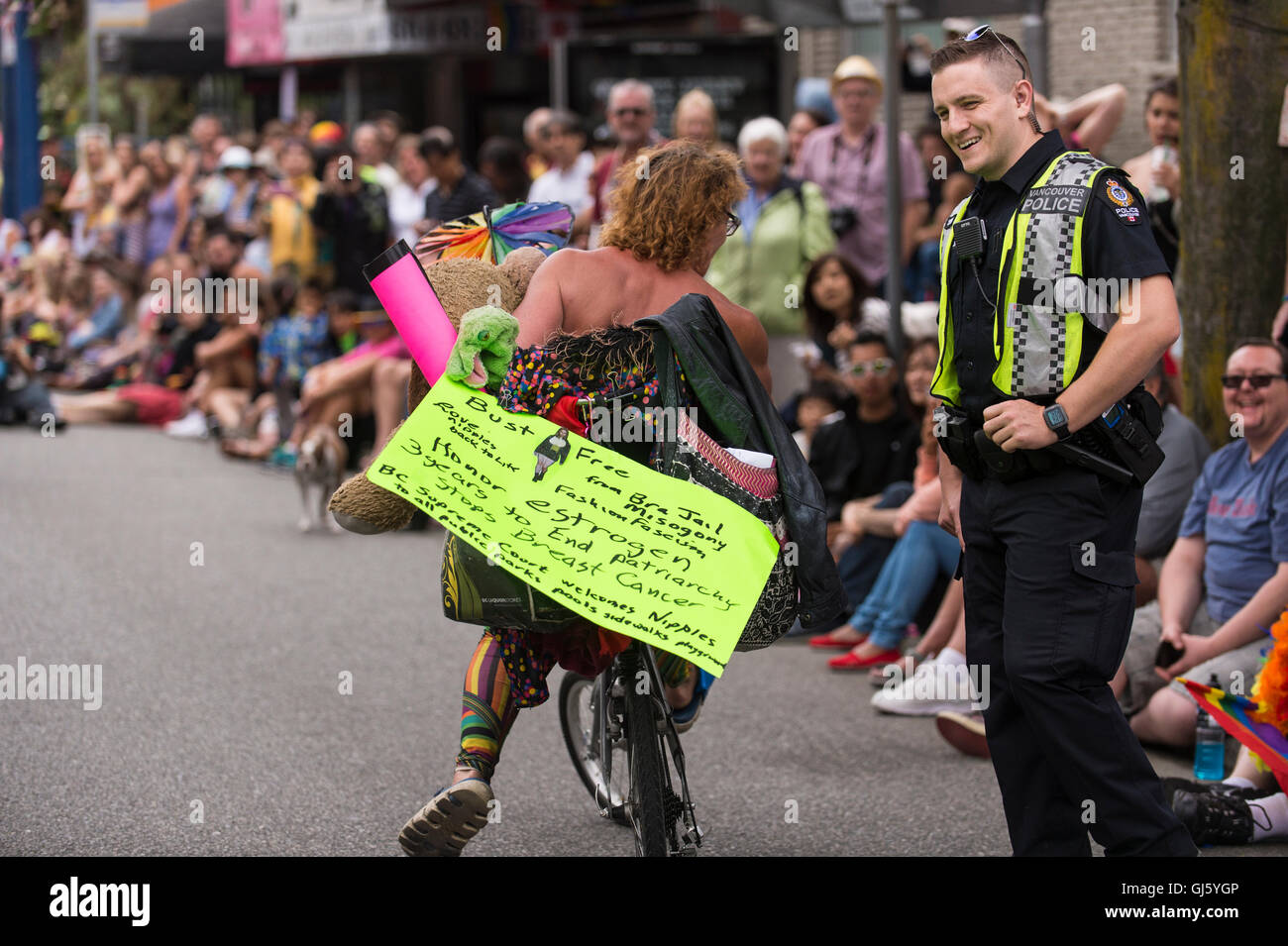 Vancouver-Polizist und Pride Parade Teilnehmer teilen sich einen Moment. Stockfoto
