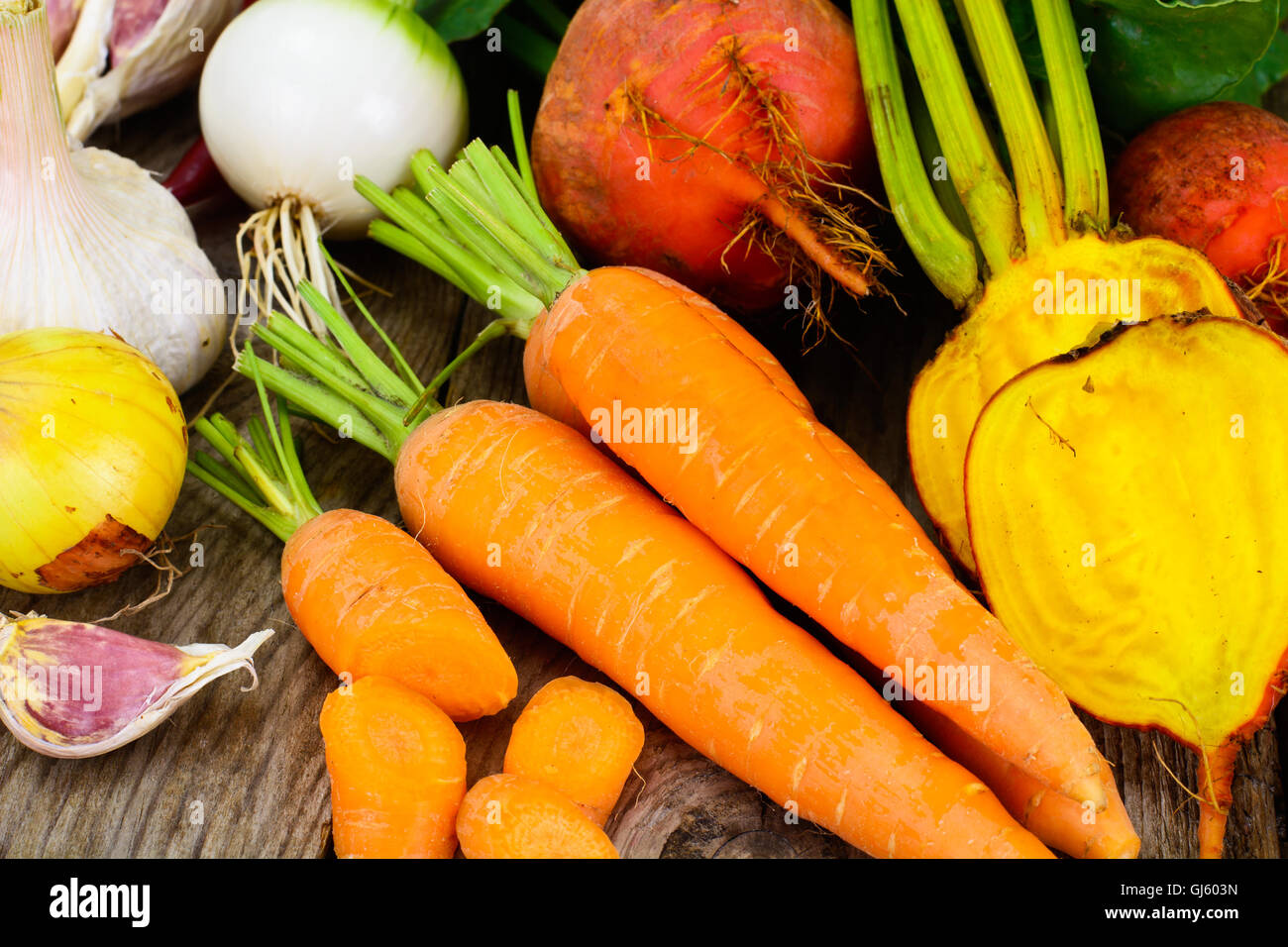 Herbstgemüse Rüben, Zwiebeln und Karotten Stockfoto