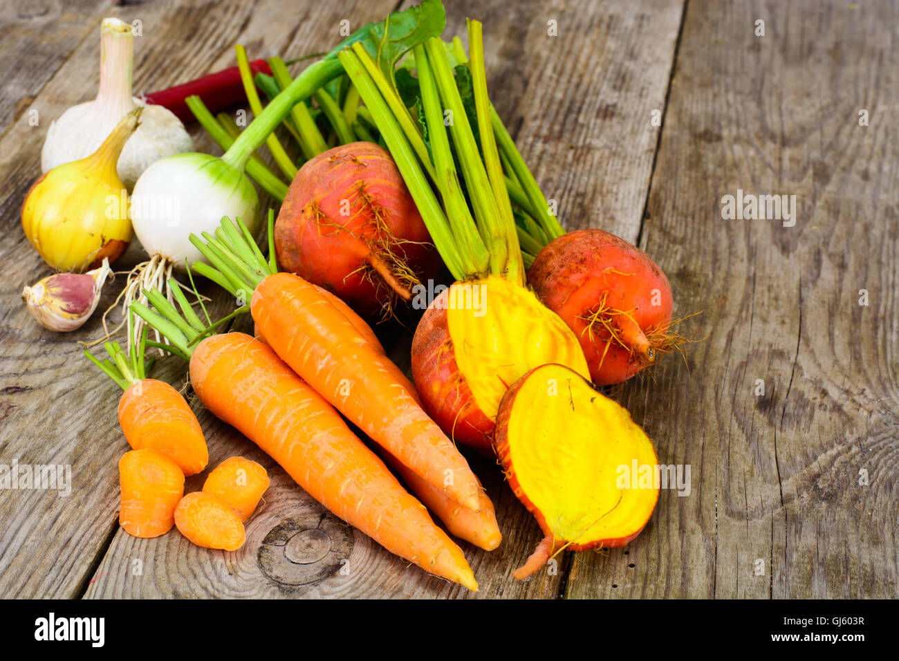 Herbstgemüse Rüben, Zwiebeln und Karotten Stockfoto
