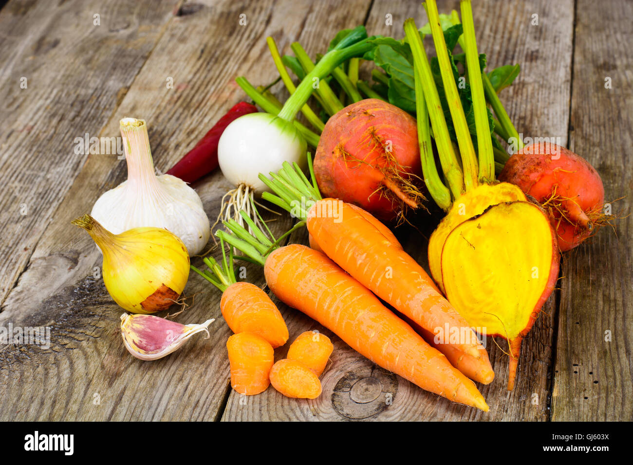 Herbstgemüse Rüben, Zwiebeln und Karotten Stockfoto
