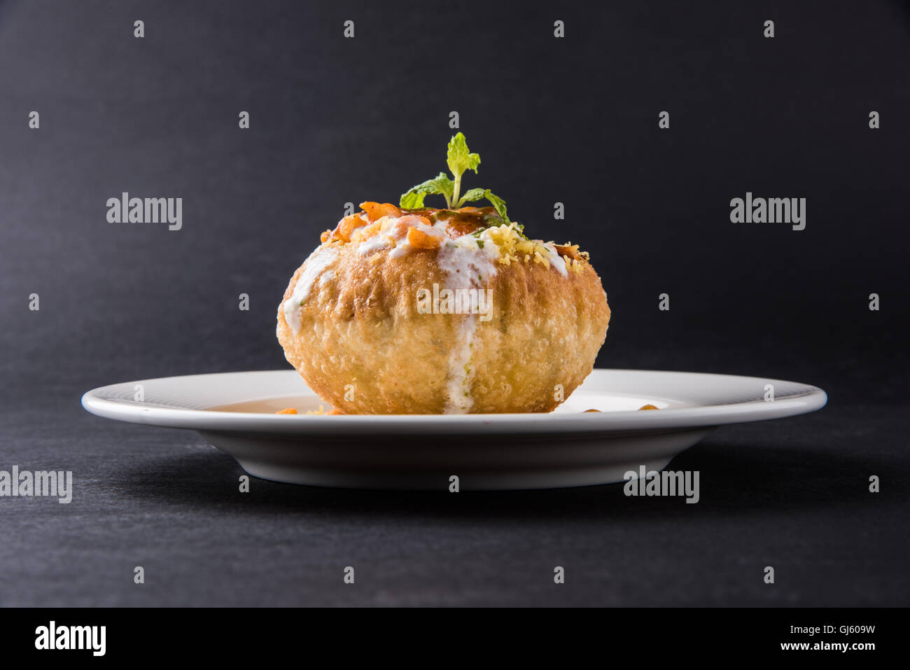 Rajasthani Shahi Raj Kachori, Katchori mit Kartoffel und sprießen Füllung gefüllt und serviert mit Quark, Chutney und sev Stockfoto