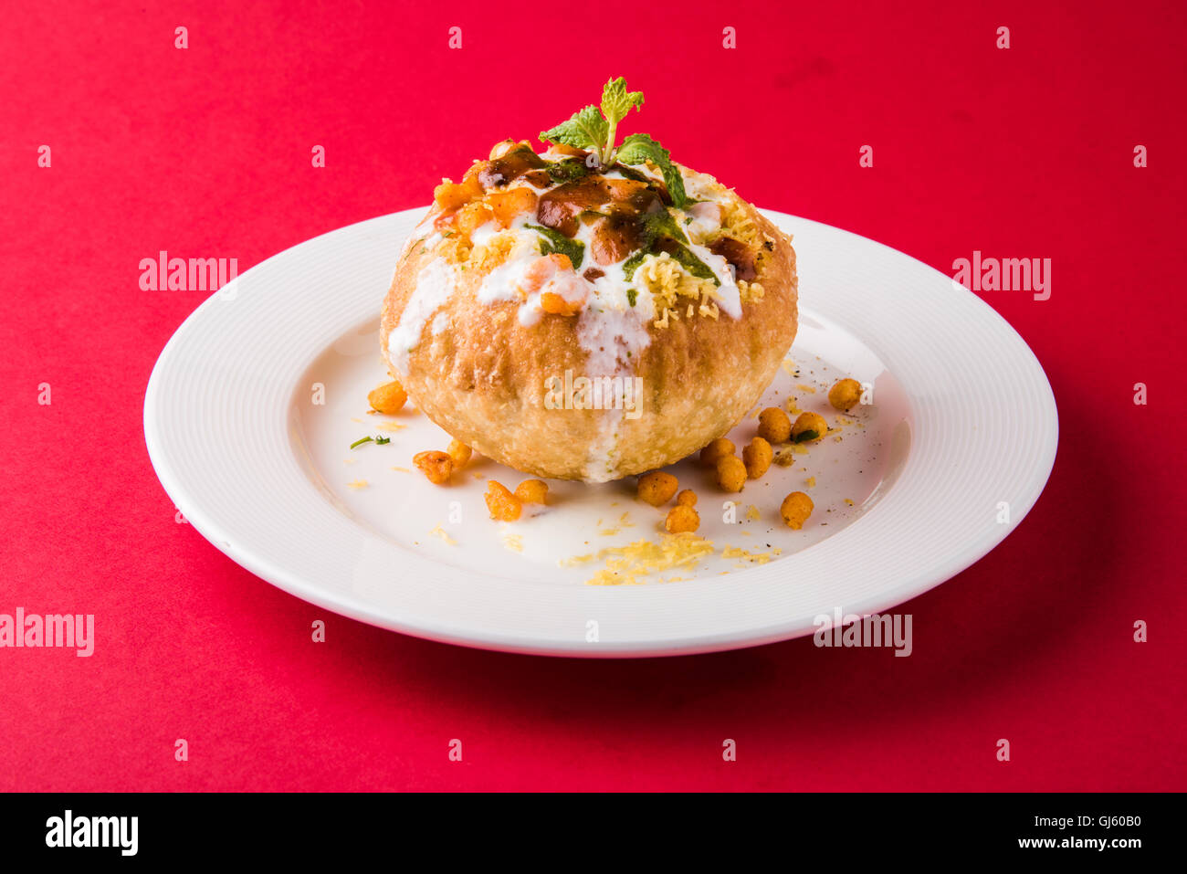 Rajasthani Shahi Raj Kachori, Katchori mit Kartoffel und sprießen Füllung gefüllt und serviert mit Quark, Chutney und sev Stockfoto