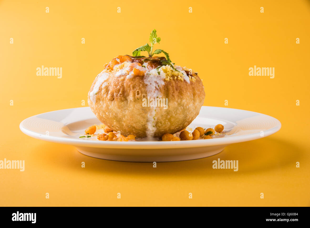 Rajasthani Shahi Raj Kachori, Katchori mit Kartoffel und sprießen Füllung gefüllt und serviert mit Quark, Chutney und sev Stockfoto