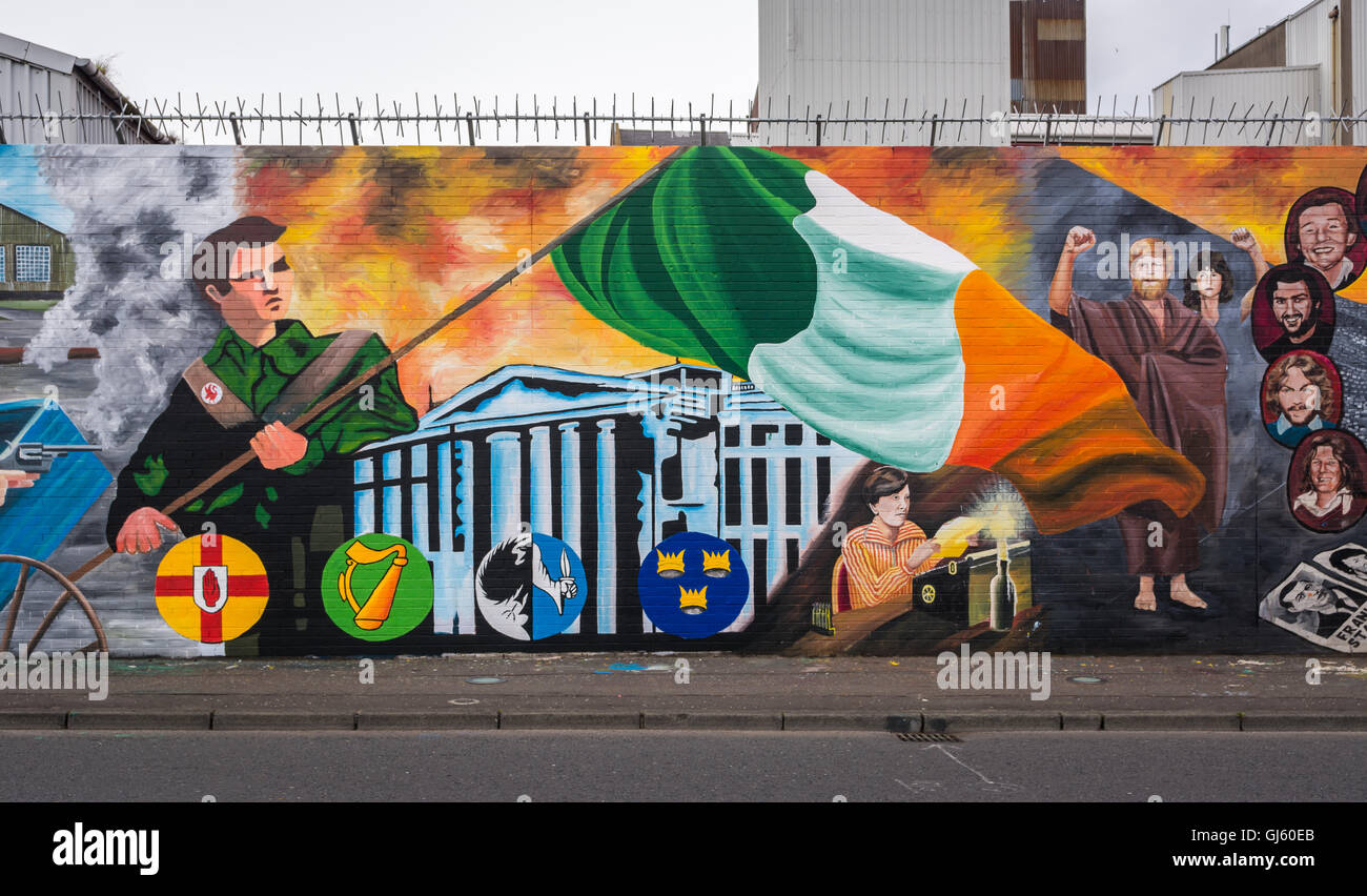 Irische republikanische Ostern Centenary Wandbild am internationalen Wand auf Belfast Falls Road Darstellung des Gruppenrichtlinienobjekts mit republikanischer Aktivist Stockfoto