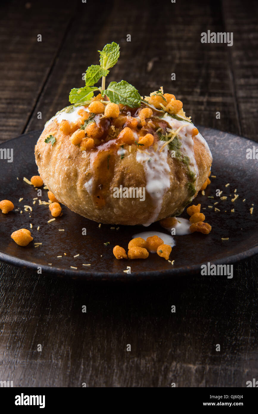 Rajasthani Shahi Raj Kachori, Katchori mit Kartoffel und sprießen Füllung gefüllt und serviert mit Quark, Chutney und sev Stockfoto