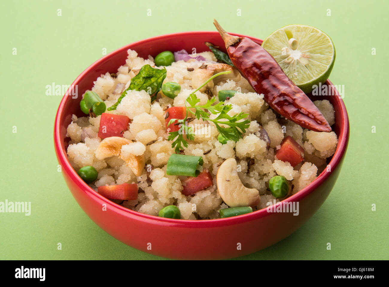 Rava Upma - beliebte südindische Frühstück Wiih Grieß und Gemüse ... Rava Upma - beliebte südindische Frühstück Wiih Grieß und Gemüse ...