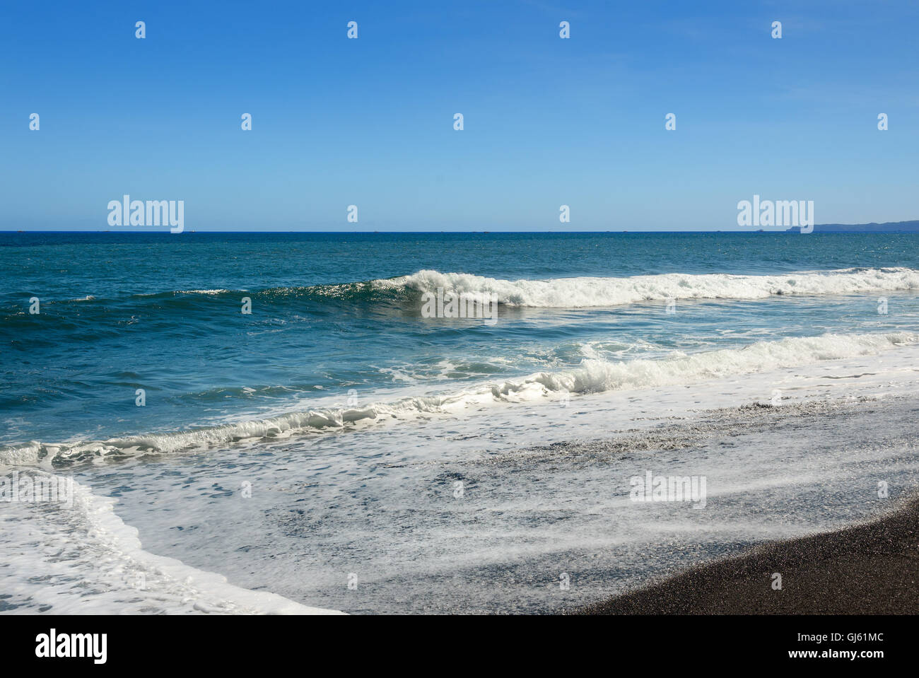 Schwarzen Sand Vulkanstrand im Tangkoko Nationalpark. Nord-Sulawesi. Indonesien Stockfoto