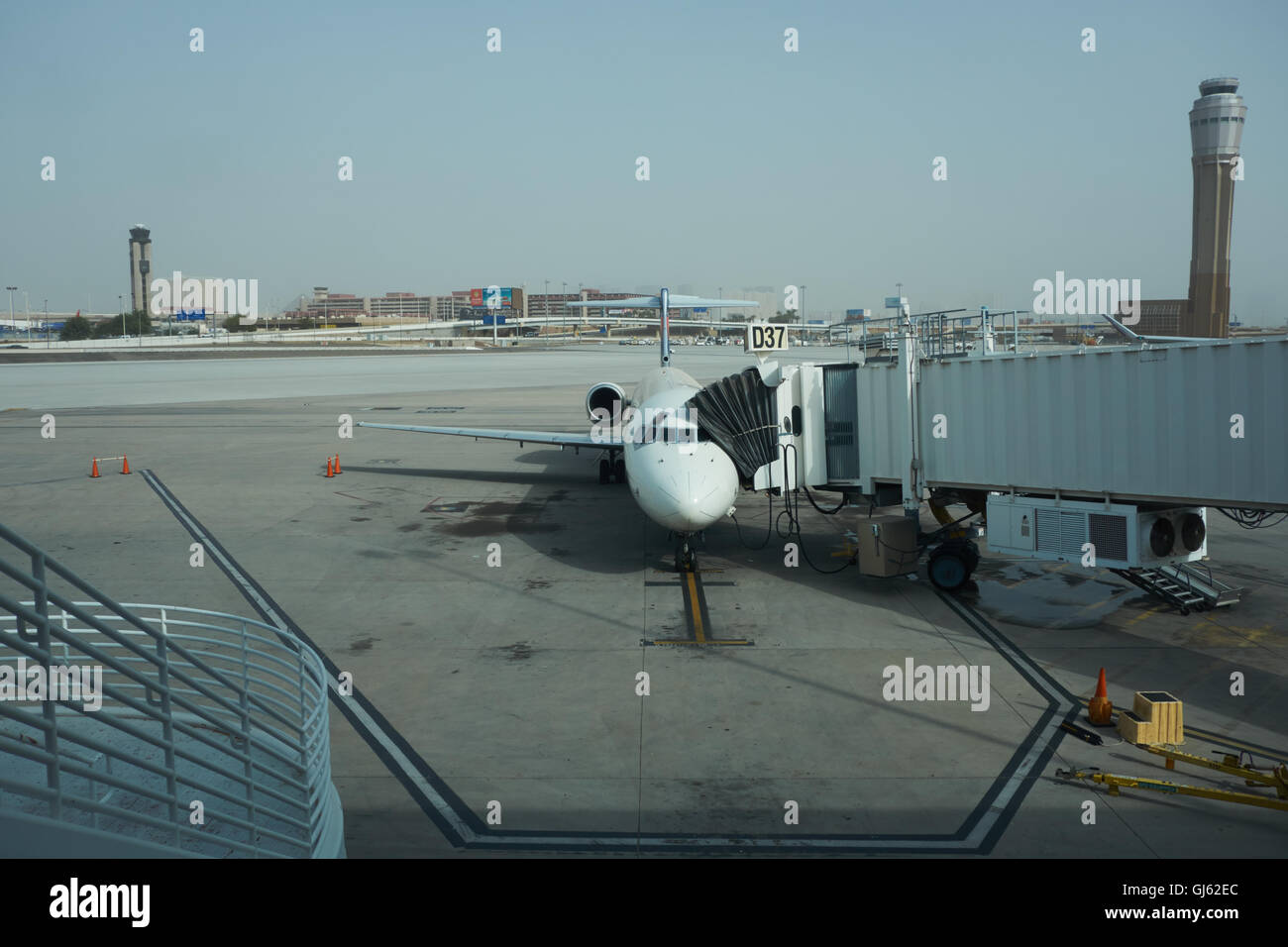 Airliner zum Passagier, begeben Sie sich am Gate warten. USA Stockfoto