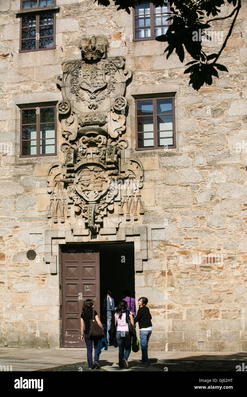 Eingang zum Professor an der Universität Santiago de Compostela (USC). Santiago Aswell als ein berühmter Wallfahrtsort hat auch eine große Kursteilnehmerbevölkerung und eine berühmte Universität mit 42.000 Studenten. Santiago bietet Tausende von Besuchern. Die Kathedrale ist das berühmte Ziel von Wallfahrten in ganz Europa, dem Camino de Santiago, an diesen Ort in Galicien im Nordwesten von Spanien. Stockfoto