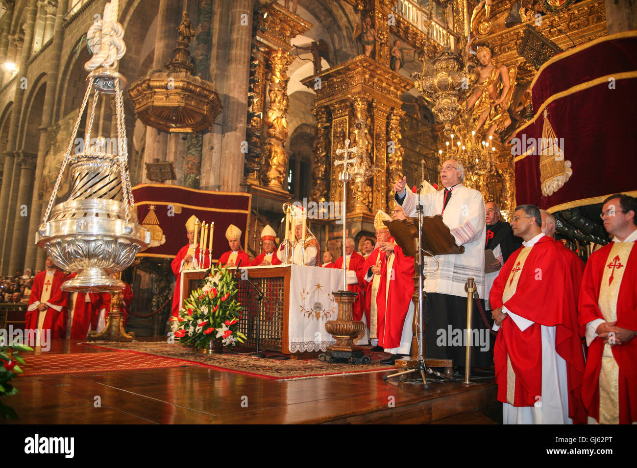 Riesige, Weihrauch, geschwungen, Service am 25. Juli, auf St James Day auf dem Altar der Kathedrale von Santiago de Compostela. Nach Räucherstäbchen in der Botafumeiro, Stockfoto