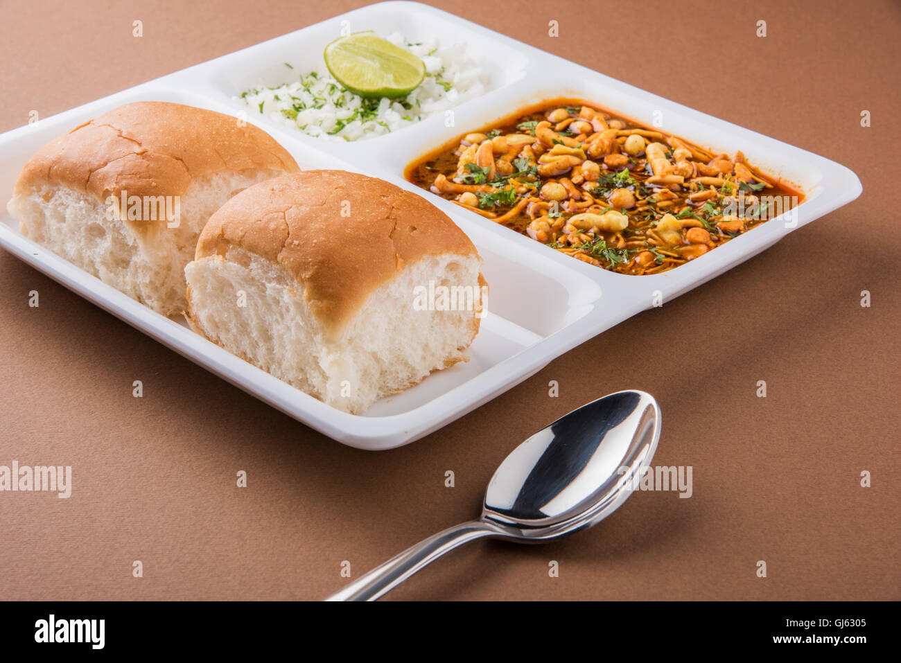 MISAL Pav oder Misalpav, Misal Pav mit Farsan Stockfoto