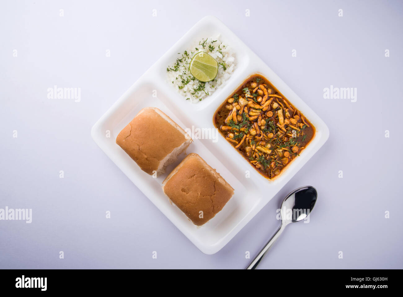 MISAL Pav oder Misalpav, Misal Pav mit Farsan Stockfoto