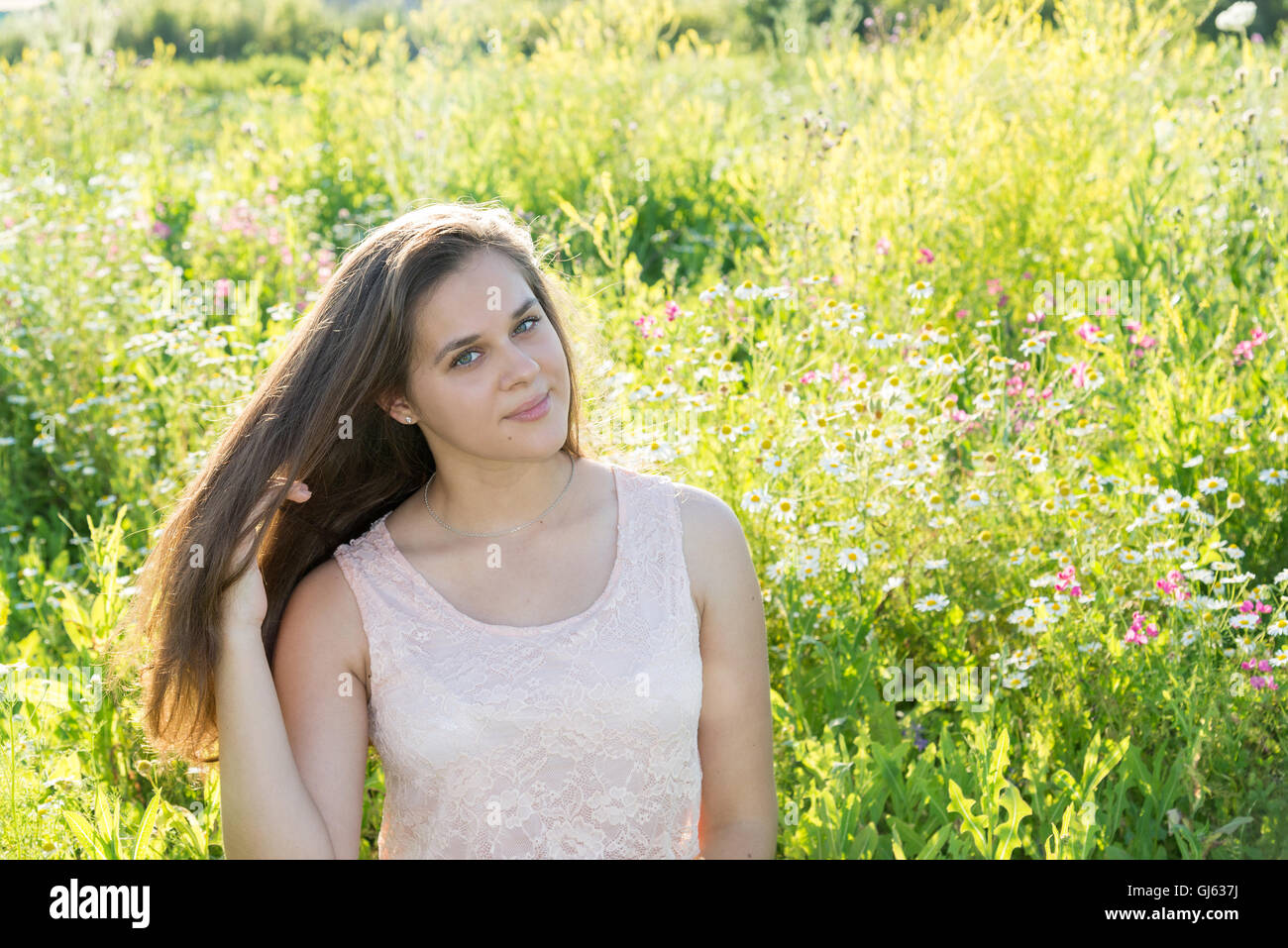 15-jährige Mädchen mit langen braunen Haaren auf Sommer Waldwiese Stockfoto