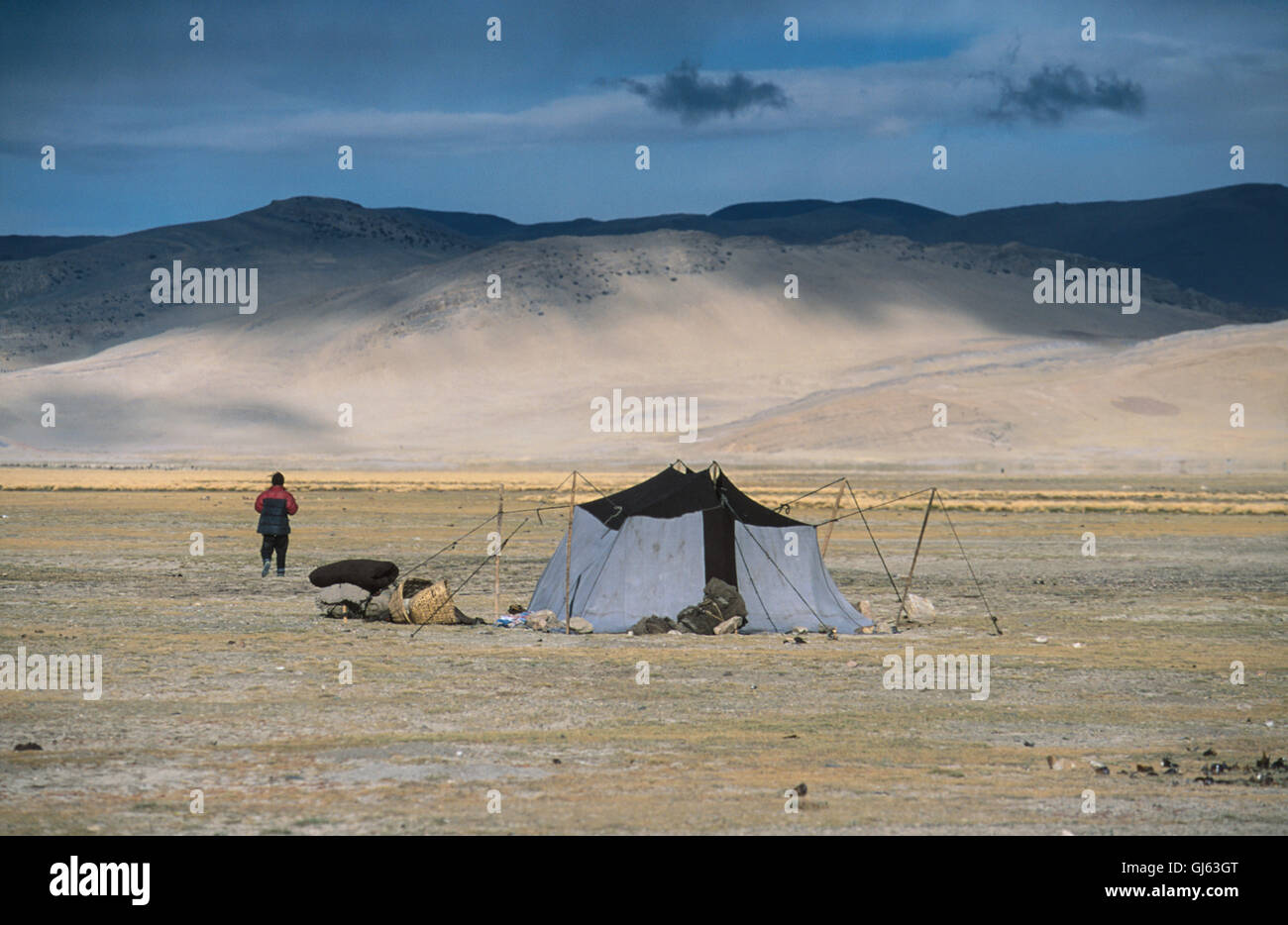 Tibetisch in der Nähe seines Zeltes tibetischen Stil. Diese Zelte sind leicht errichtet / nicht demontiert und sind perfekt für die nomadische Lebensweise so häufig für die Tibeter auf der tibetischen Hochebene. Hier westlich von Tingri. Stockfoto