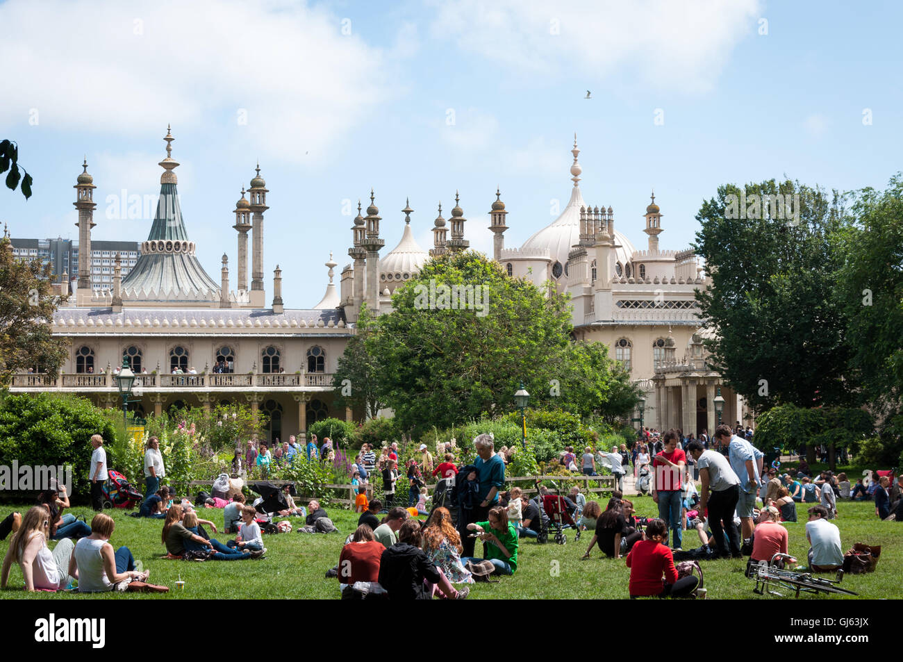 Menschen vor dem Garten des Royal Pavilion an einem sonnigen Sommertag in Brighton, Großbritannien, ab 2012 Stockfoto