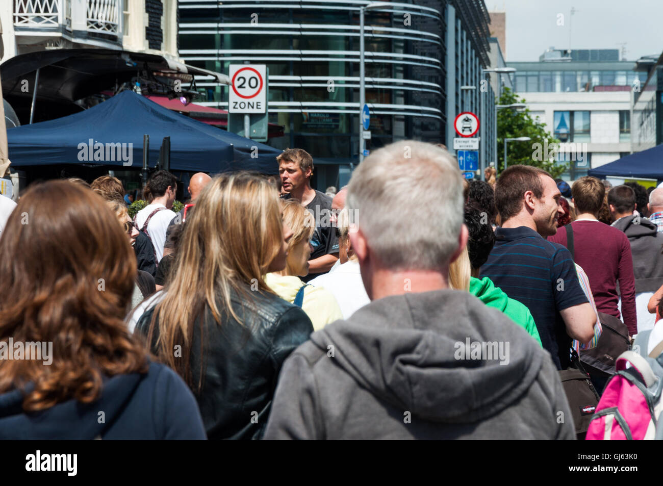 Menschenmenge auf der Jubilee Street während des Sommer-Brighton-Festivals in Brighton, East Essex, Großbritannien ab 2012 Stockfoto