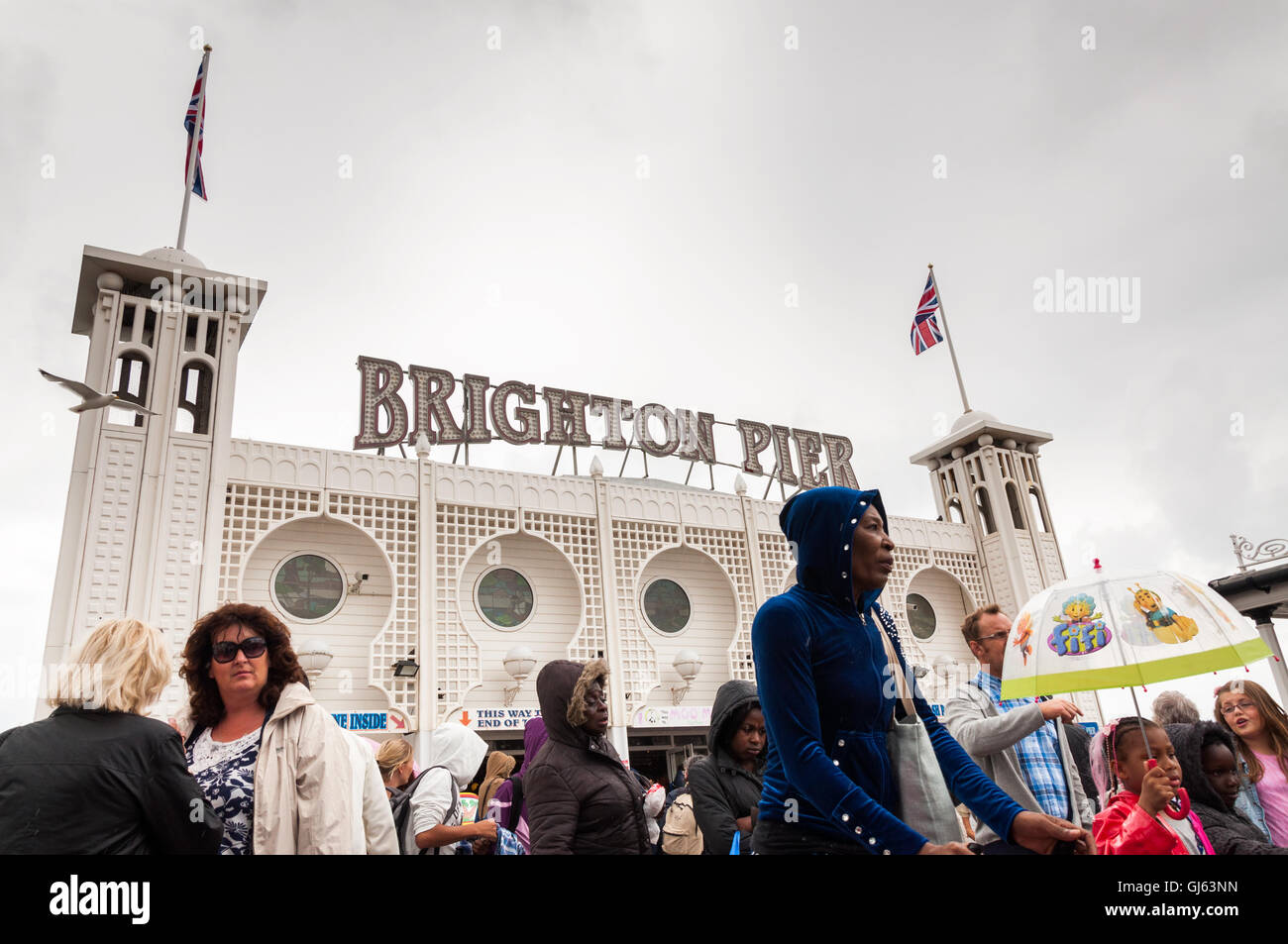 Besucher am Brighton Pier Eingang, Brighton, East Essex, UK, Großbritannien, seit 2012 Stockfoto