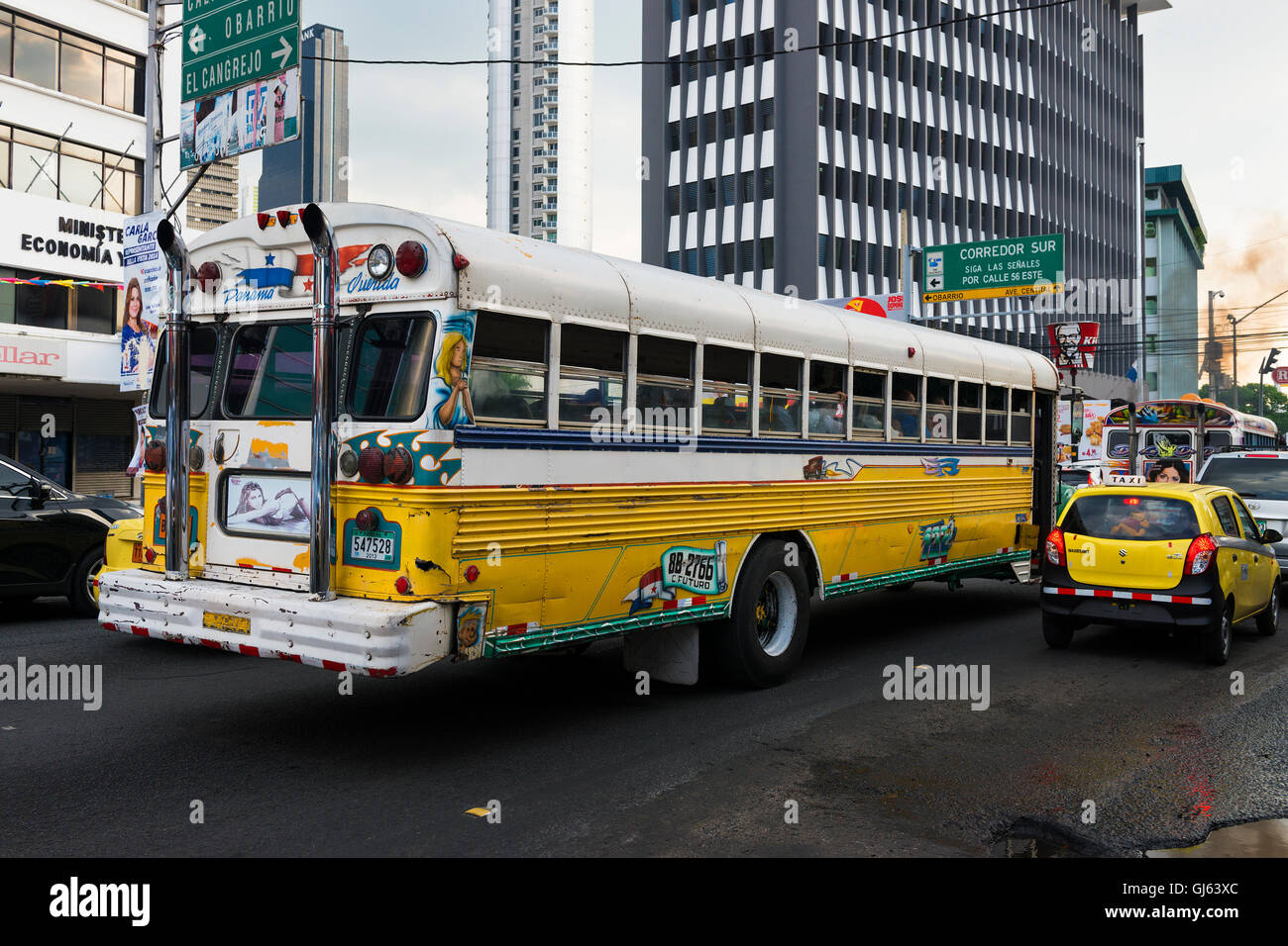 Red Devil-Bus in den Straßen von Panama City in Panama Stockfoto Red Devil-Bus in den Straßen von Panama City in Panama Stockfoto